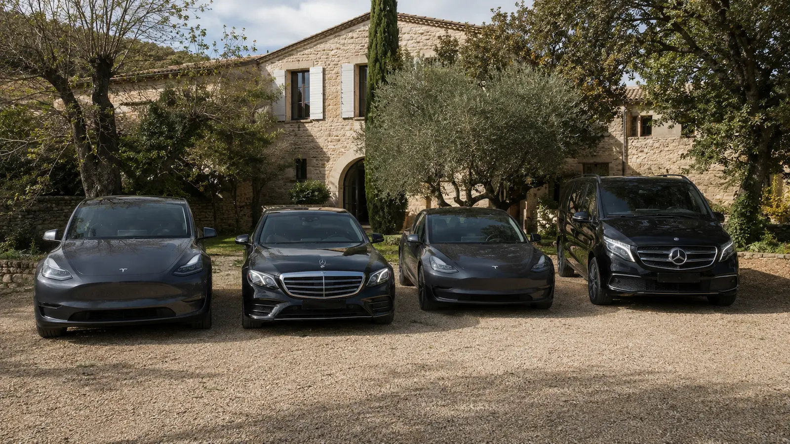 Tesla Model Y, Mercedes Classe E, Tesla Model 3 et Mercedes Classe V devant un mas pour un service de chauffeur privé